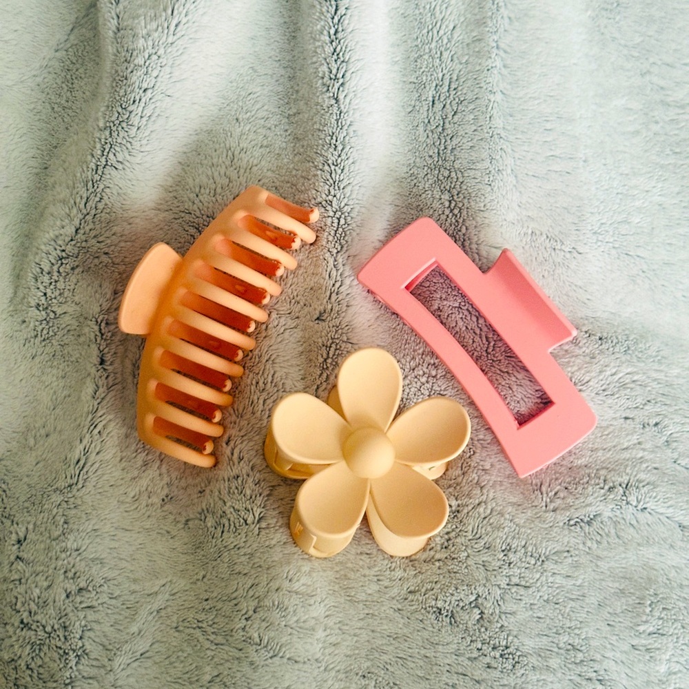 3 Claw clips